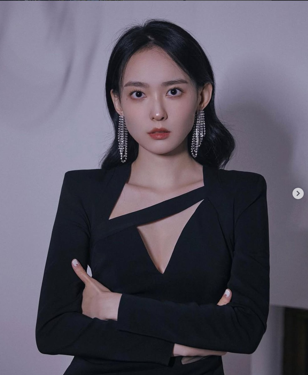 Xuất hiện mỹ nh&acirc;n chia rẽ cặp đ&ocirc;i Đầu Xu&acirc;n Tươi S&aacute;ng: Đẹp kịch trần sang tới n&oacute;c, c&agrave;nh v&agrave;ng l&aacute; ngọc x&eacute; truyện bước ra- Ảnh 3.