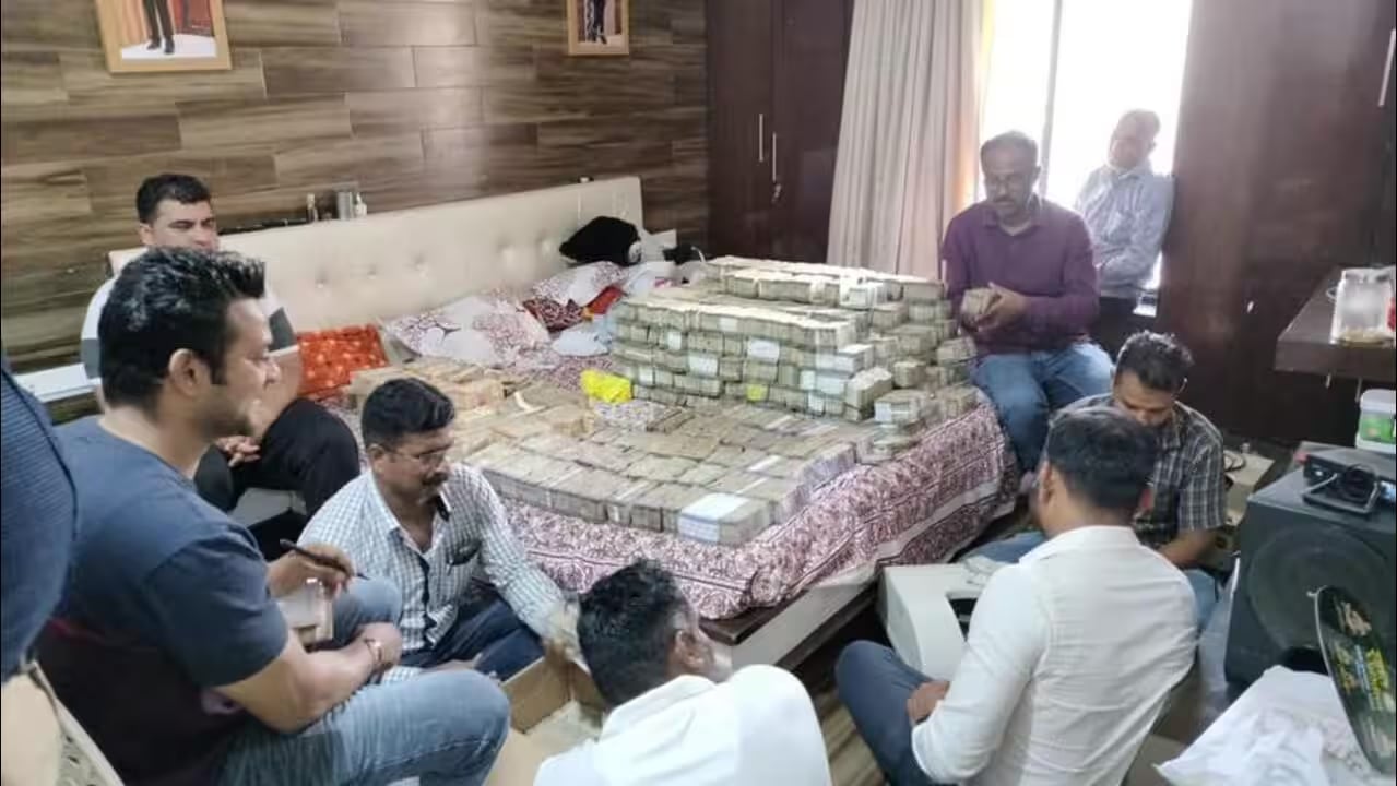 Đột k&iacute;ch nh&agrave; &ldquo;&ocirc;ng tr&ugrave;m&rdquo; vụ lừa đảo 160 tỷ đồng, thu giữ 14 kg v&agrave;ng, 294 kg bạc v&agrave; hơn 46 tỷ đồng tiền mặt- Ảnh 1.