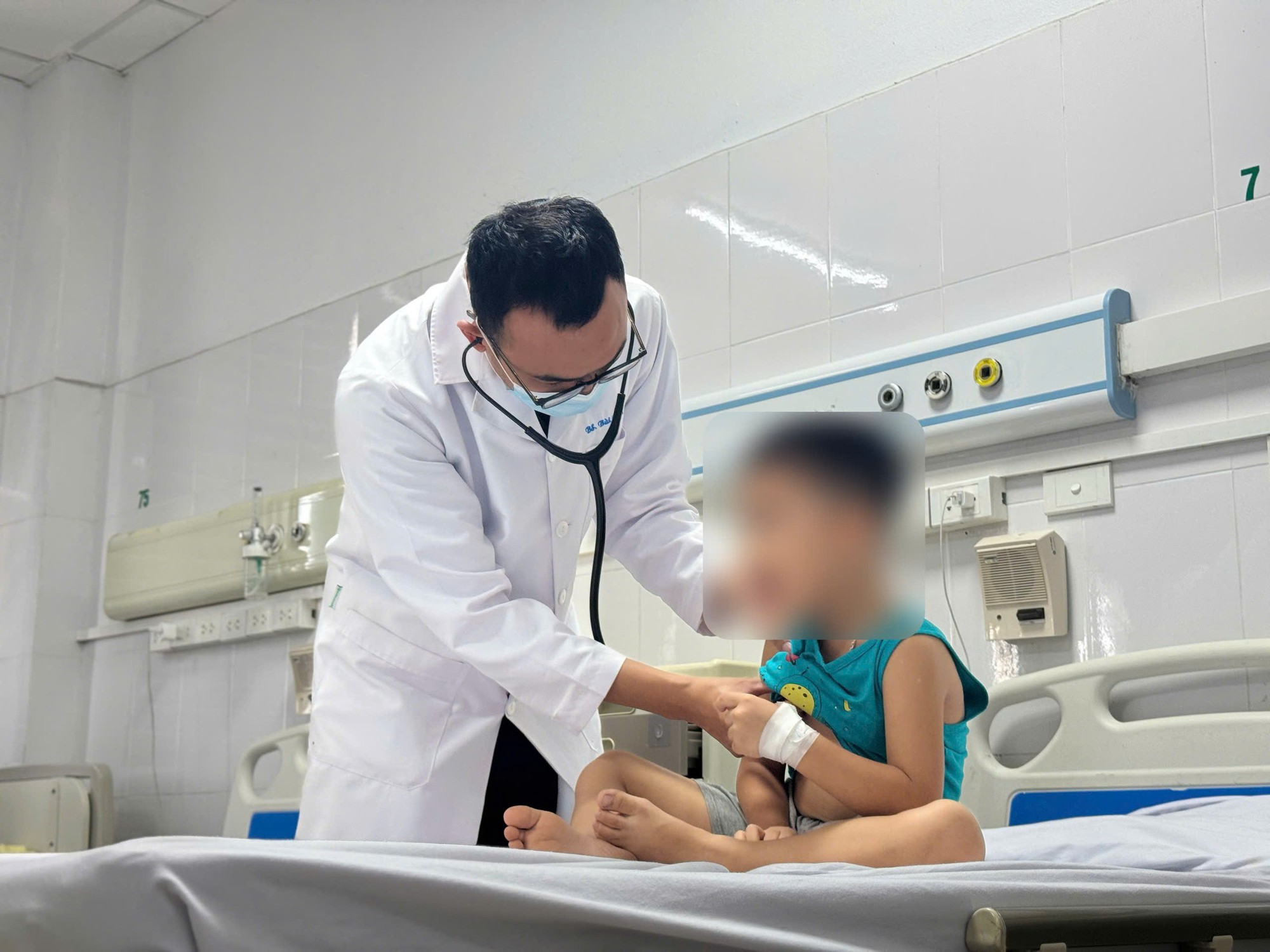 Trẻ sốt 40 độ vì Adenovirus, bác sĩ cảnh báo điều cha mẹ dễ bỏ qua- Ảnh 1.