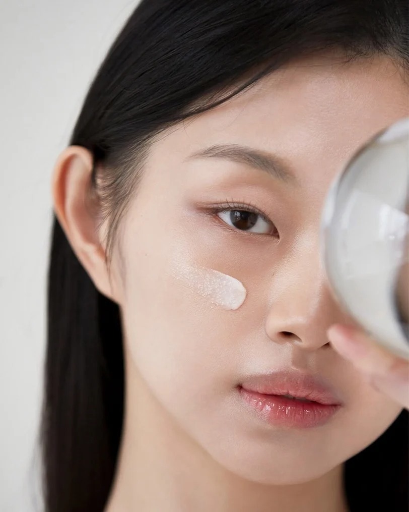 Dùng kem mắt mãi không hiệu quả? Có thể bạn đang mắc 3 sai lầm phổ biến - Ảnh 2.