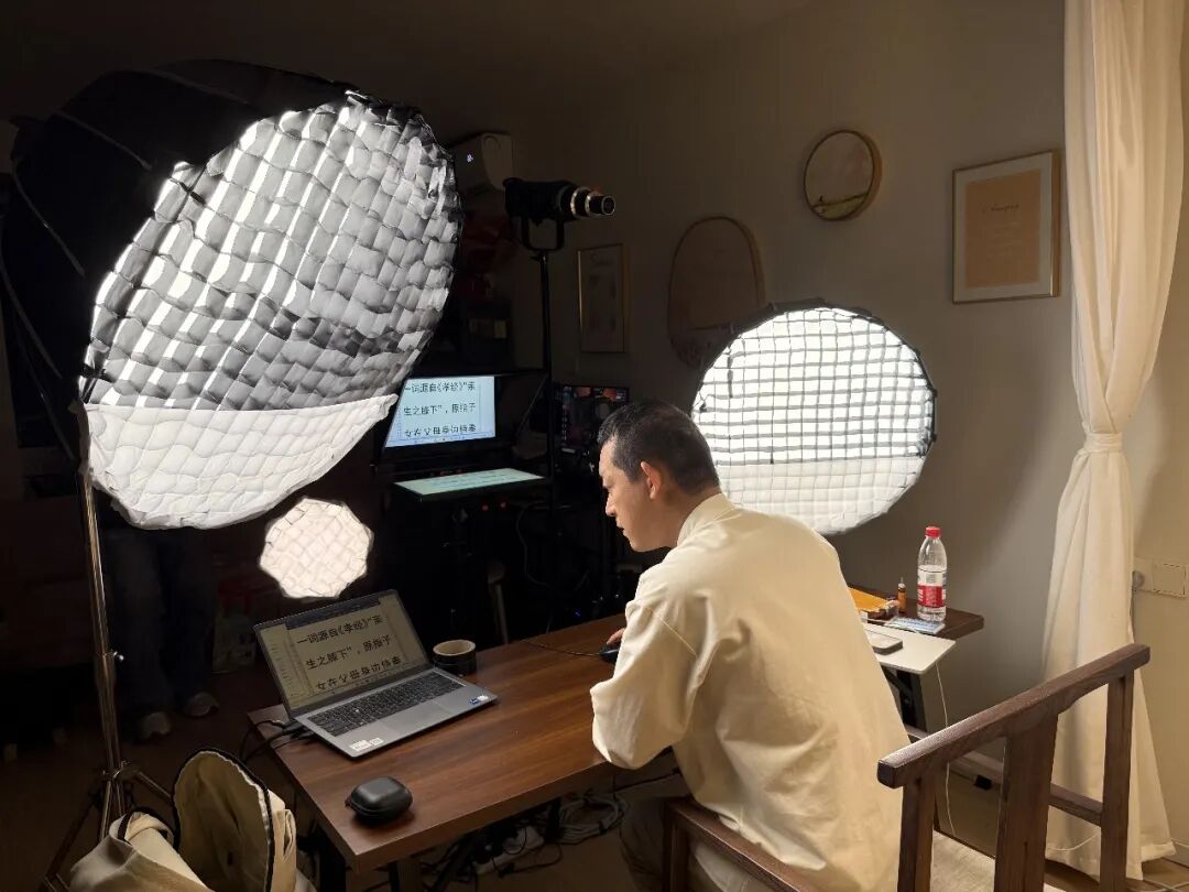 Thiên tài Toán học bỏ tu hành, livestream hơn 10 tiếng mỗi ngày để kiếm sống - Ảnh 3.