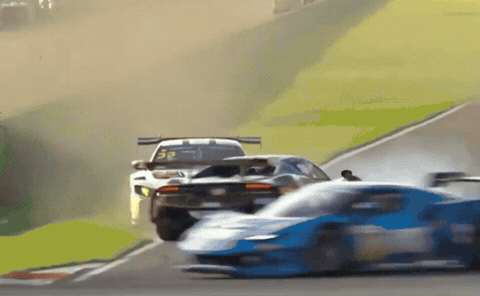 Va chạm kinh hoàng trên đường đua khiến chiếc Ferrari bốc cháy như “quả cầu lửa”, tay đua thoát chết thần kì khi được đối thủ lao vào cứu mạng- Ảnh 1.