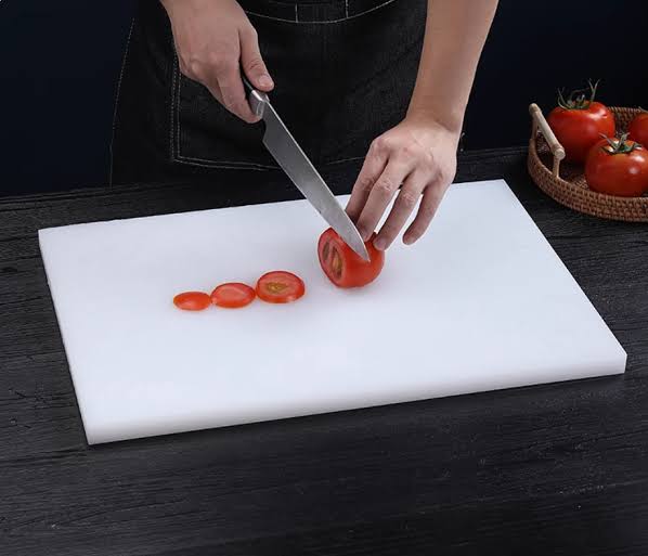 Lời khuyên cho tất cả những gia đình đang dùng thớt nhựa- Ảnh 1.
