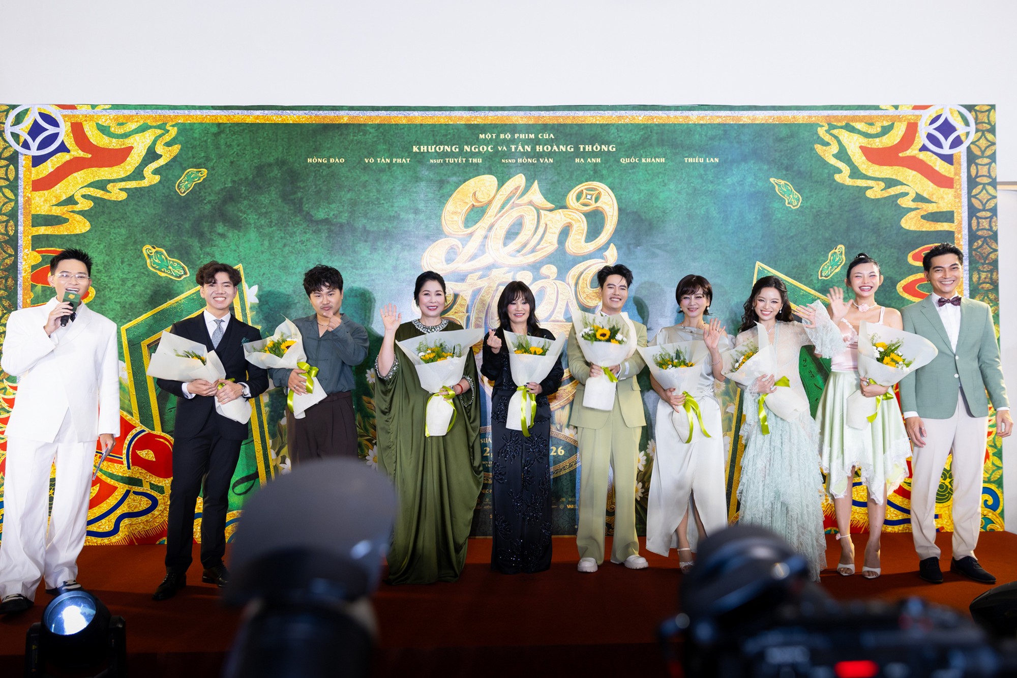 Thảm đỏ HOT nhất tối nay: Hạ Anh lộng lẫy như nữ thần, Uyển &Acirc;n - Minh Anh đẹp g&igrave; m&agrave; đẹp khiếp thế- Ảnh 1.