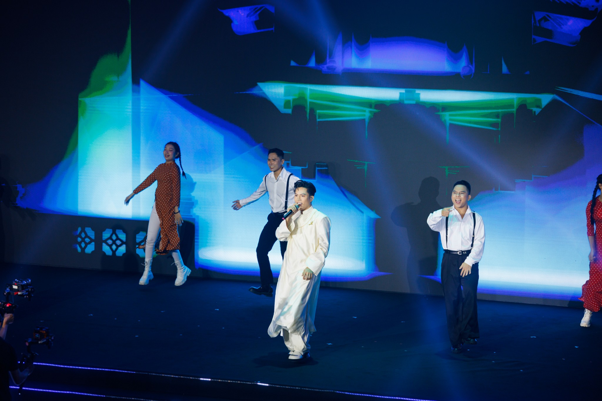 "Đ&atilde; mắt, đ&atilde; tai" với visual cực phẩm của Anh T&uacute; v&agrave; giọng h&aacute;t "khủng" của L&acirc;m Bảo Ngọc tại KOL Summit 2026- Ảnh 5.