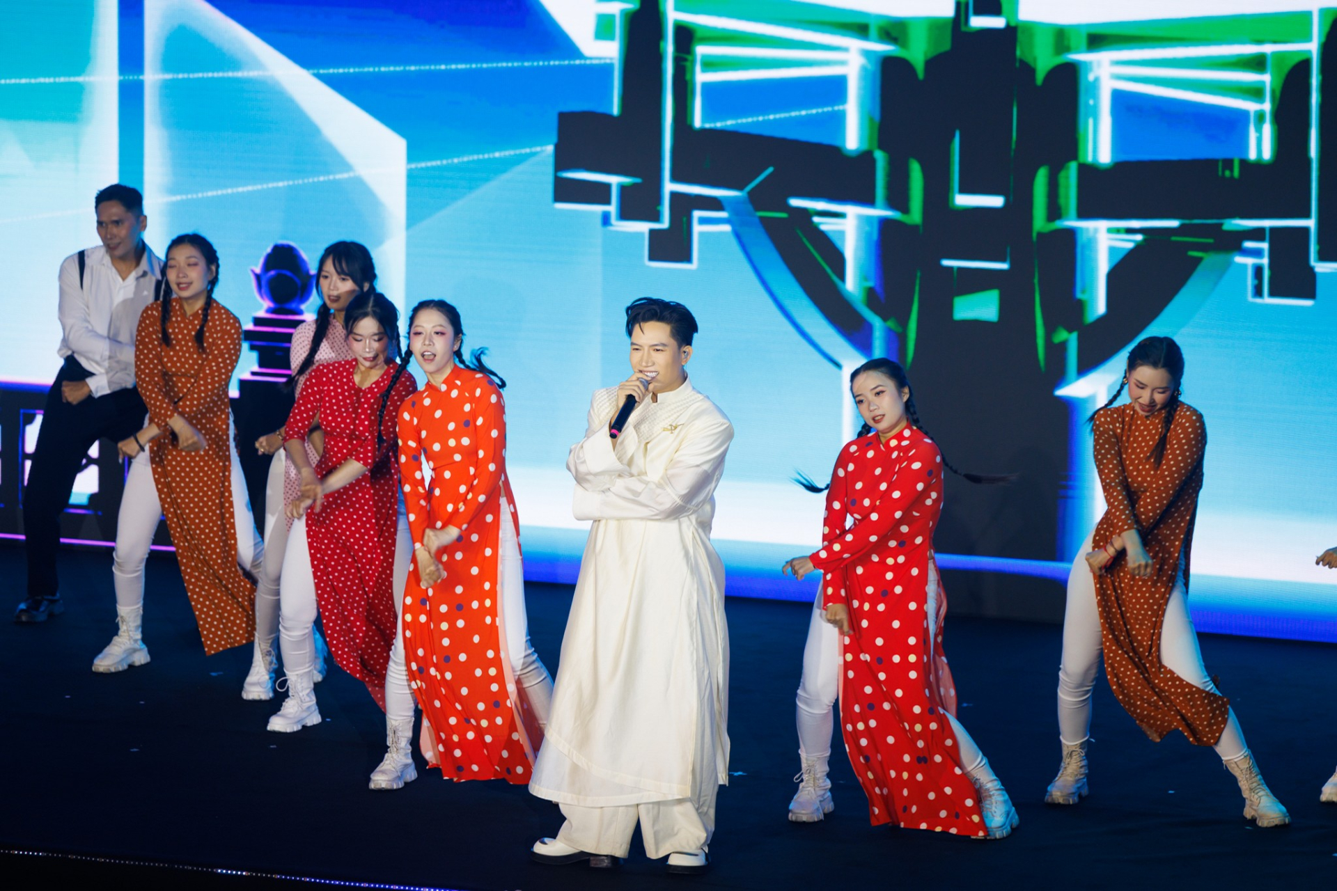 "Đ&atilde; mắt, đ&atilde; tai" với visual cực phẩm của Anh T&uacute; v&agrave; giọng h&aacute;t "khủng" của L&acirc;m Bảo Ngọc tại KOL Summit 2026- Ảnh 6.