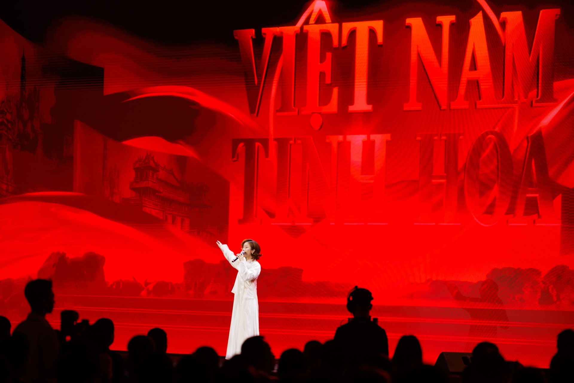 "Đ&atilde; mắt, đ&atilde; tai" với visual cực phẩm của Anh T&uacute; v&agrave; giọng h&aacute;t "khủng" của L&acirc;m Bảo Ngọc tại KOL Summit 2026- Ảnh 8.
