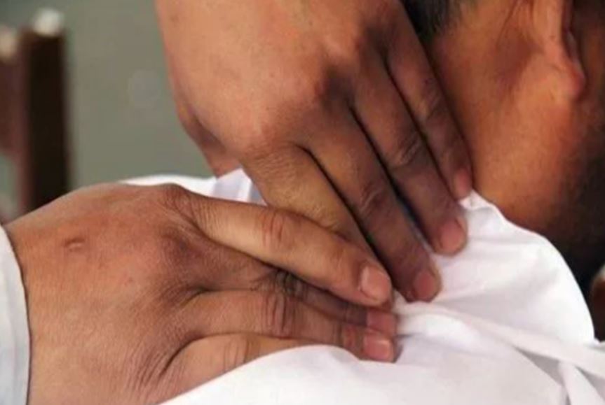 Người đ&agrave;n &ocirc;ng 40 tuổi su&yacute;t tử vong khi đang massage, b&aacute;c sĩ cảnh b&aacute;o dấu hiệu nguy hiểm - Ảnh 1.