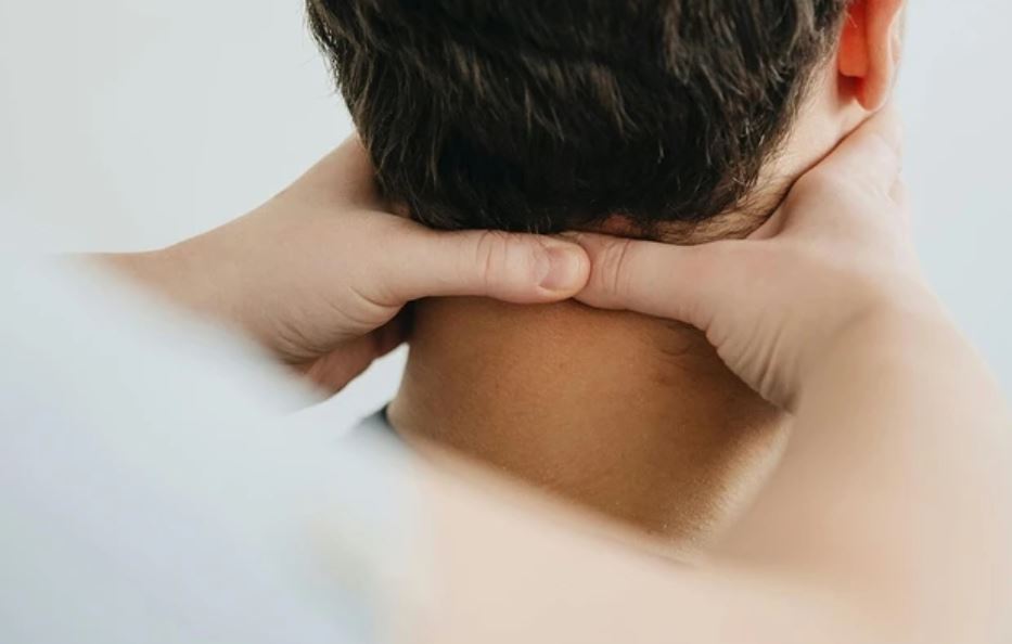 Người đàn ông 40 tuổi suýt tử vong khi đang massage, bác sĩ cảnh báo dấu hiệu nguy hiểm - Ảnh 2.