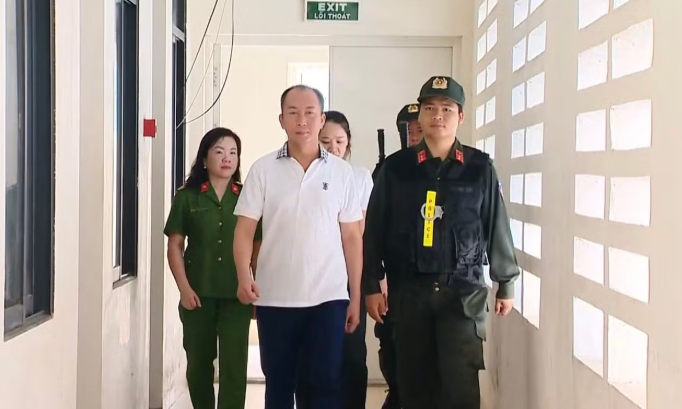 Gần 2.000 tấn chất thải bị chôn lấp trái phép: 7 người bị khởi tố- Ảnh 2.