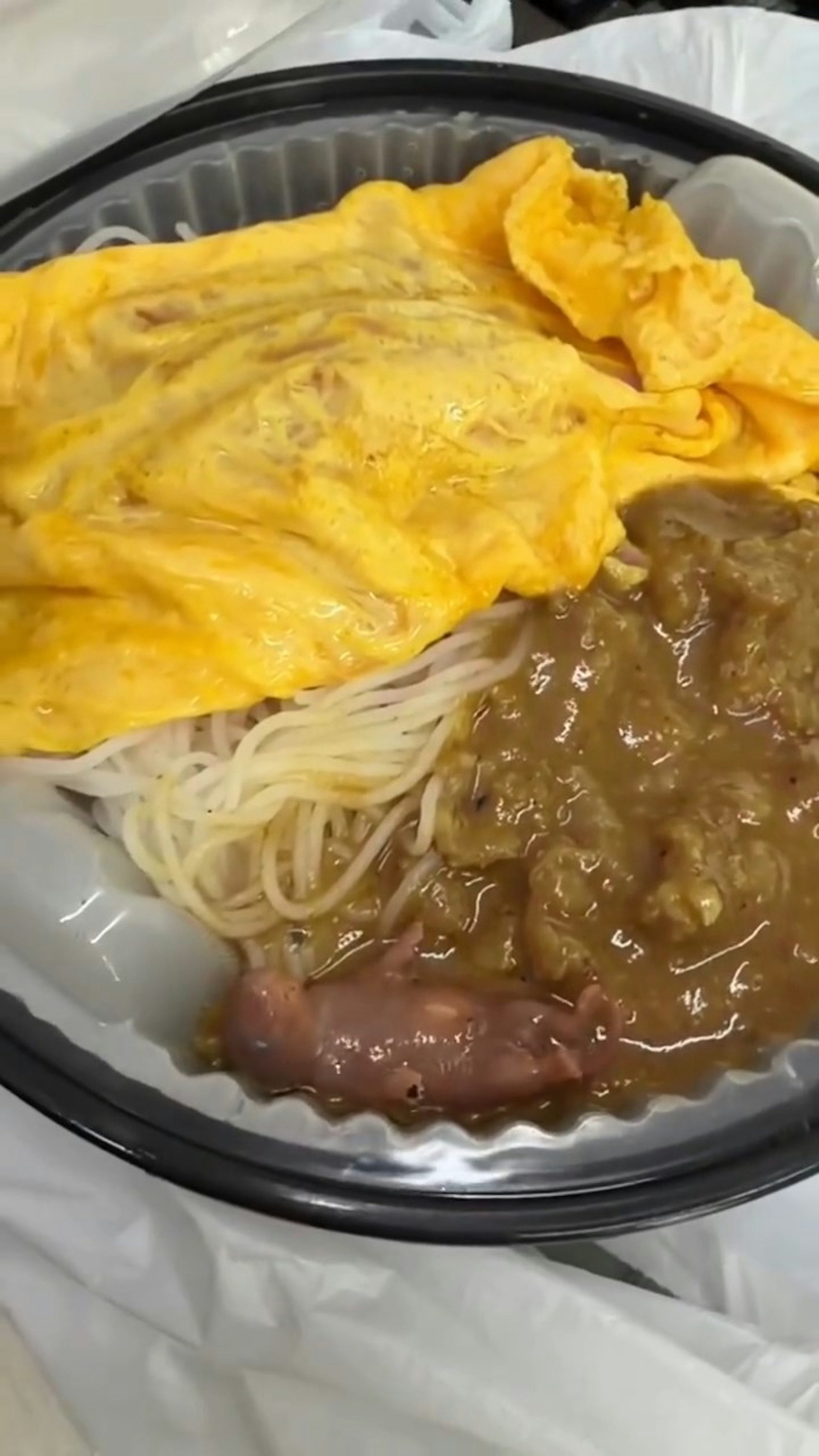 Mở hộp mì bò, nữ thực khách tá hỏa khi thấy chuột con còn sống bên trong, nhà hàng Hong Kong bị điều tra- Ảnh 1.