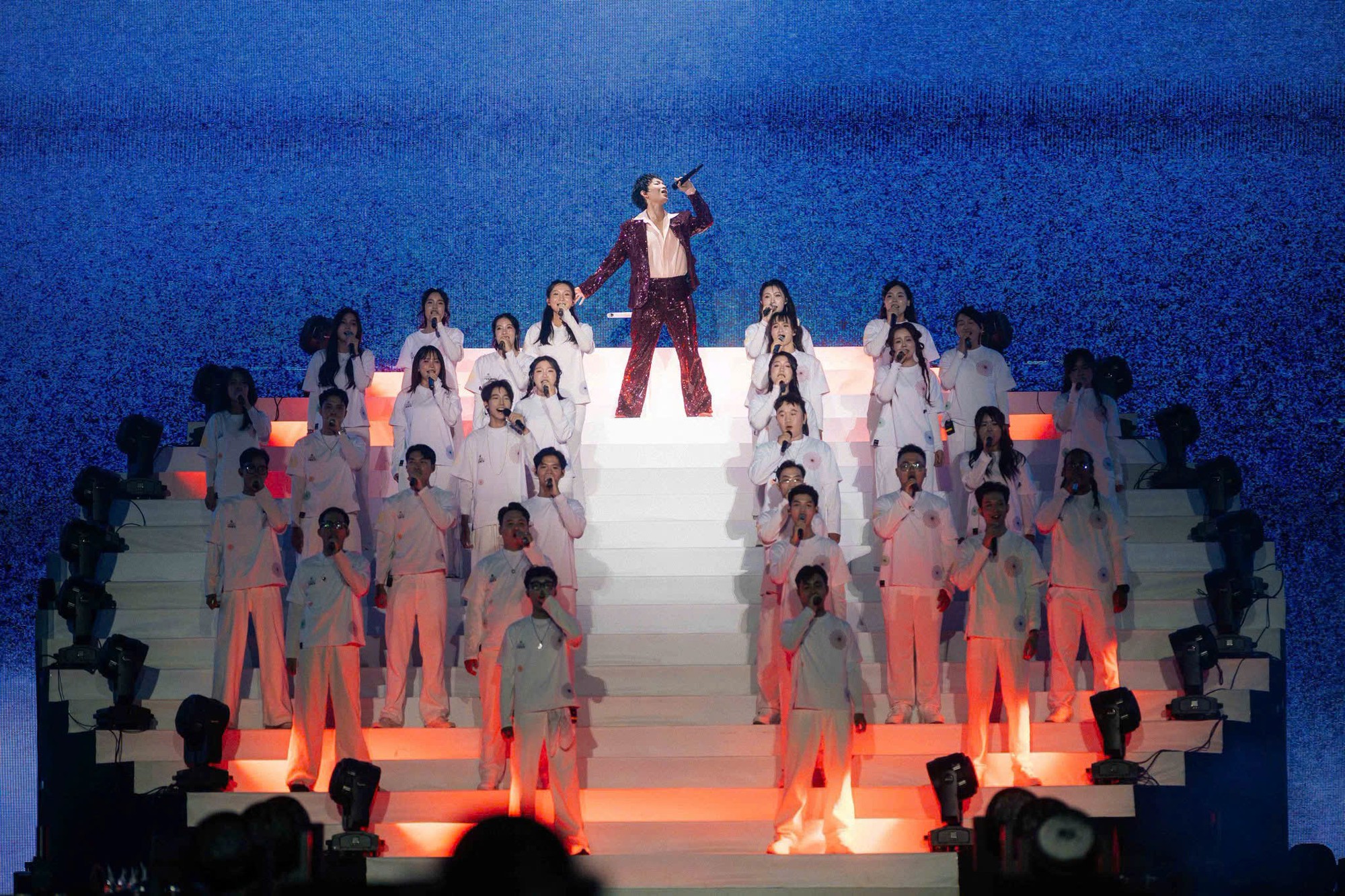 FANOS đồng hành tạo nên sự thành công của concert Xoay Tròn Day 3 của Hoàng Dũng - Ảnh 1.