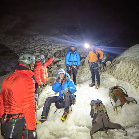 Việc nguy hiểm nhất con người có thể làm trên núi Everest là gì? - Ảnh 7.