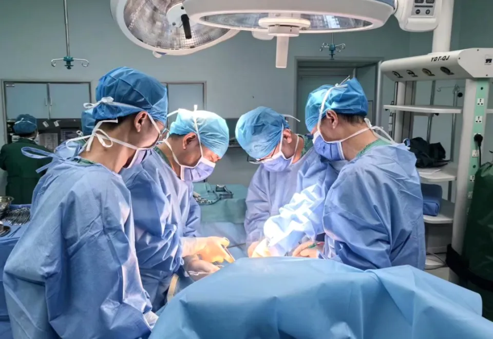Người đ&agrave;n &ocirc;ng 50 tuổi &ldquo;tim su&yacute;t chết đuối&rdquo; chỉ v&igrave; g&atilde;i 1 nốt nhọt- Ảnh 2.