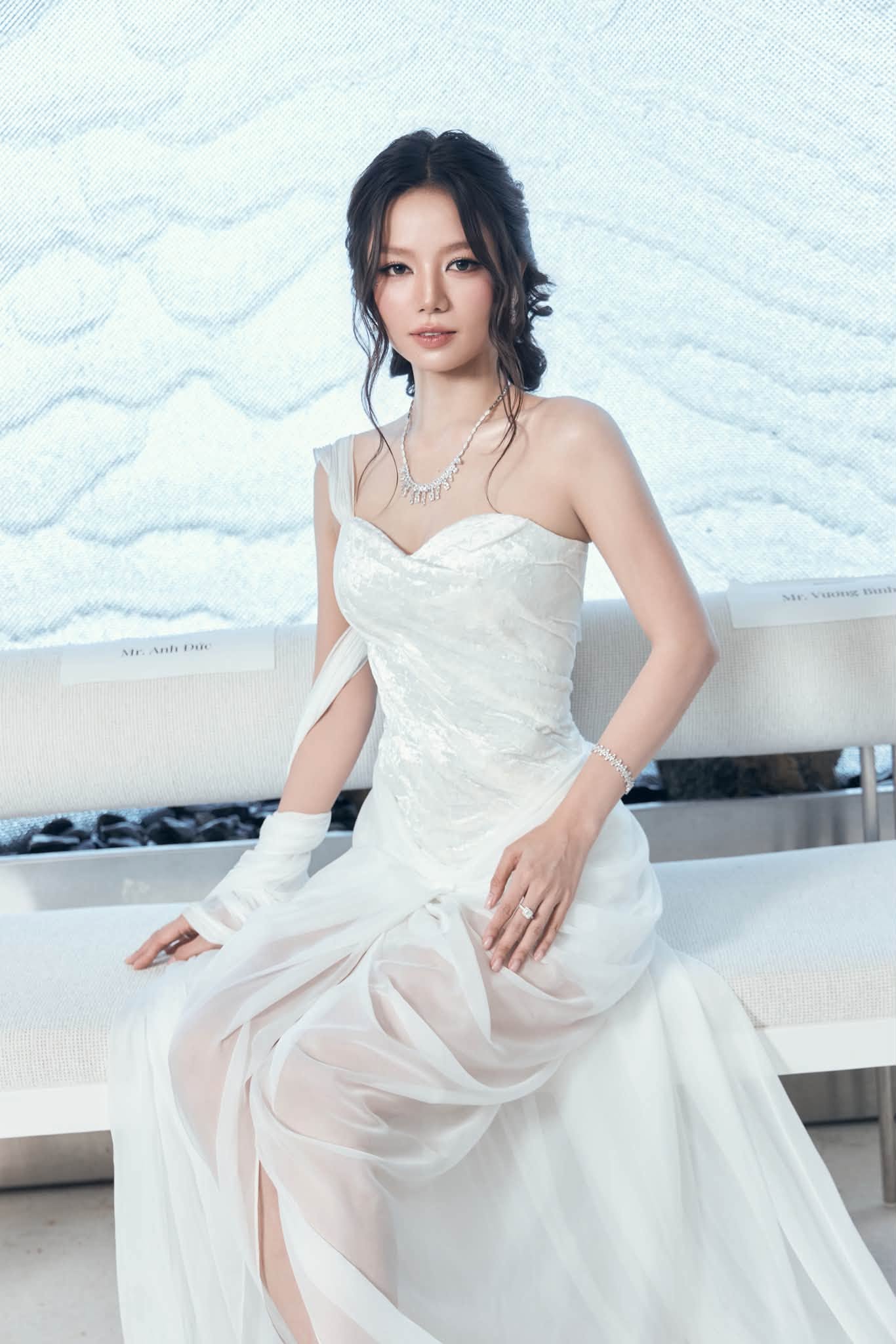 Ngọc nữ thế hệ mới từng đ&oacute;ng phim hơn 700 tỷ: Đeo kim cương 30 carat, visual chuẩn n&agrave;ng thơ- Ảnh 7.