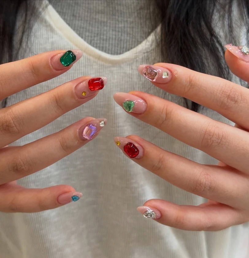 M&oacute;ng đ&iacute;nh đ&aacute; m&agrave;u đang g&acirc;y sốt: 6 c&aacute;ch biến bộ nail lấp l&aacute;nh th&agrave;nh điểm nhấn c&oacute; gu- Ảnh 3.