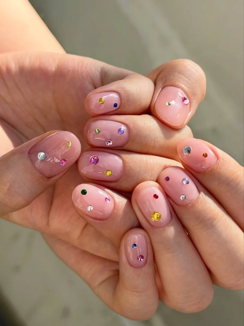 M&oacute;ng đ&iacute;nh đ&aacute; m&agrave;u đang g&acirc;y sốt: 6 c&aacute;ch biến bộ nail lấp l&aacute;nh th&agrave;nh điểm nhấn c&oacute; gu- Ảnh 4.