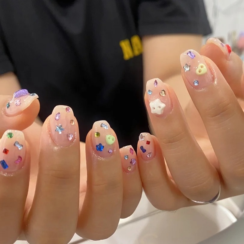 M&oacute;ng đ&iacute;nh đ&aacute; m&agrave;u đang g&acirc;y sốt: 6 c&aacute;ch biến bộ nail lấp l&aacute;nh th&agrave;nh điểm nhấn c&oacute; gu- Ảnh 5.