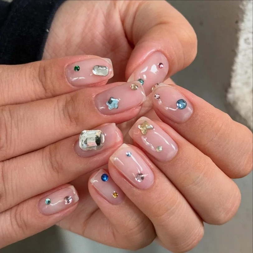 M&oacute;ng đ&iacute;nh đ&aacute; m&agrave;u đang g&acirc;y sốt: 6 c&aacute;ch biến bộ nail lấp l&aacute;nh th&agrave;nh điểm nhấn c&oacute; gu- Ảnh 6.