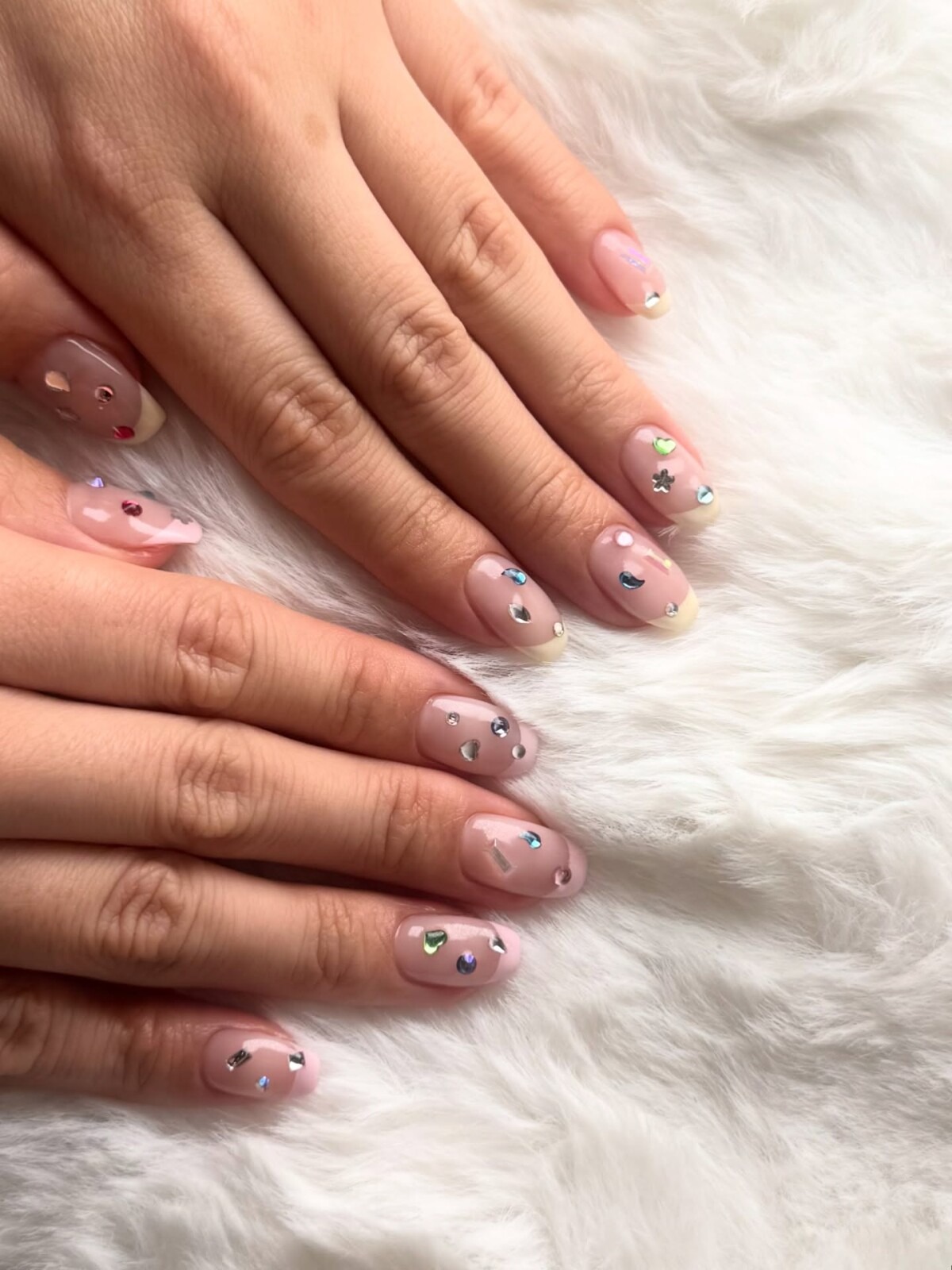 M&oacute;ng đ&iacute;nh đ&aacute; m&agrave;u đang g&acirc;y sốt: 6 c&aacute;ch biến bộ nail lấp l&aacute;nh th&agrave;nh điểm nhấn c&oacute; gu- Ảnh 7.