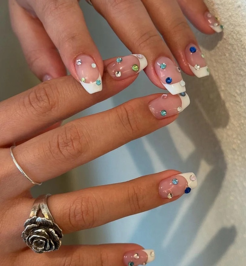 M&oacute;ng đ&iacute;nh đ&aacute; m&agrave;u đang g&acirc;y sốt: 6 c&aacute;ch biến bộ nail lấp l&aacute;nh th&agrave;nh điểm nhấn c&oacute; gu- Ảnh 8.