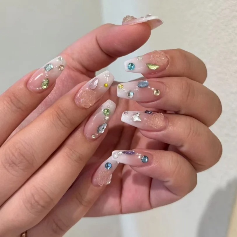 M&oacute;ng đ&iacute;nh đ&aacute; m&agrave;u đang g&acirc;y sốt: 6 c&aacute;ch biến bộ nail lấp l&aacute;nh th&agrave;nh điểm nhấn c&oacute; gu- Ảnh 10.