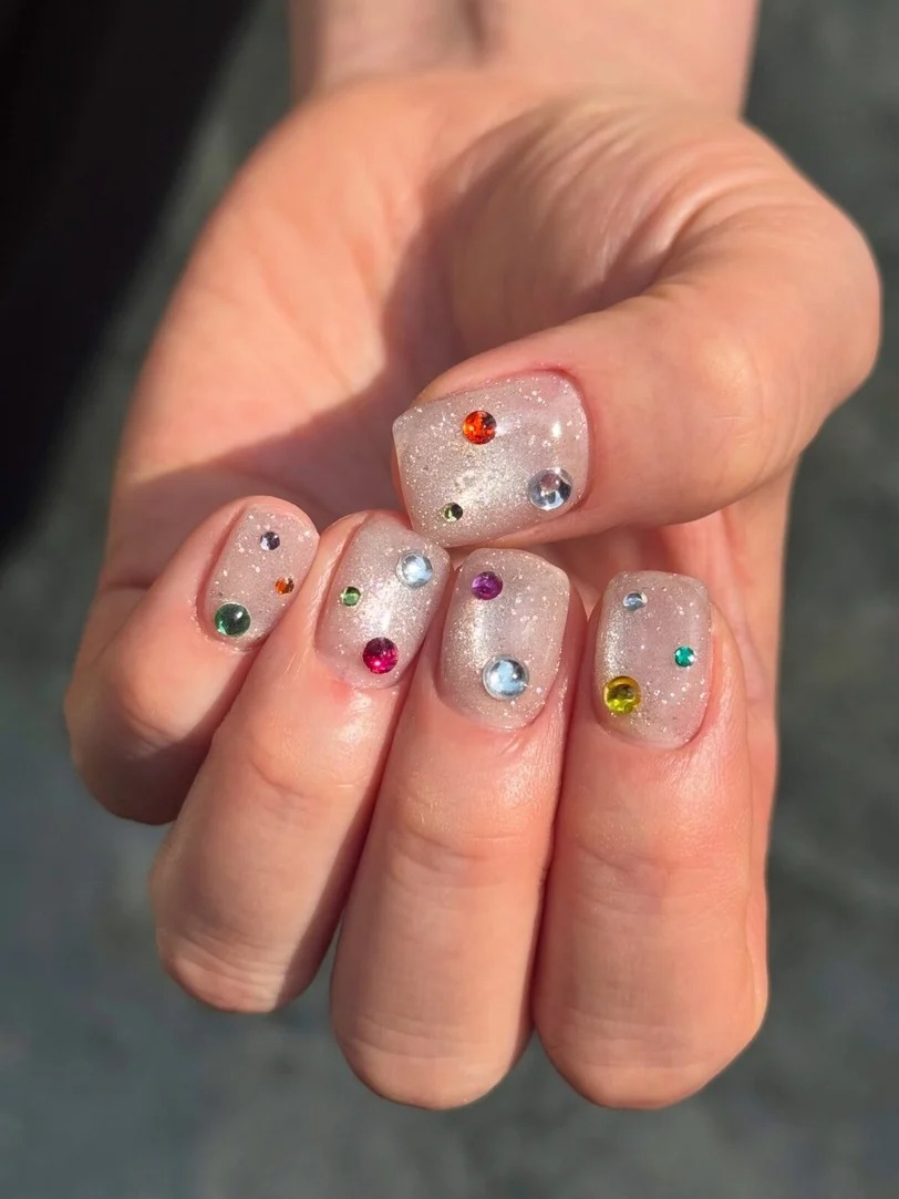 M&oacute;ng đ&iacute;nh đ&aacute; m&agrave;u đang g&acirc;y sốt: 6 c&aacute;ch biến bộ nail lấp l&aacute;nh th&agrave;nh điểm nhấn c&oacute; gu- Ảnh 11.