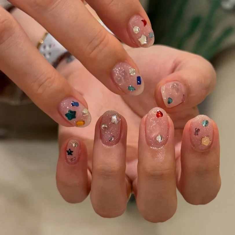 M&oacute;ng đ&iacute;nh đ&aacute; m&agrave;u đang g&acirc;y sốt: 6 c&aacute;ch biến bộ nail lấp l&aacute;nh th&agrave;nh điểm nhấn c&oacute; gu- Ảnh 12.