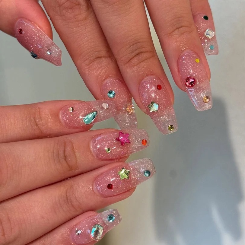 M&oacute;ng đ&iacute;nh đ&aacute; m&agrave;u đang g&acirc;y sốt: 6 c&aacute;ch biến bộ nail lấp l&aacute;nh th&agrave;nh điểm nhấn c&oacute; gu- Ảnh 13.