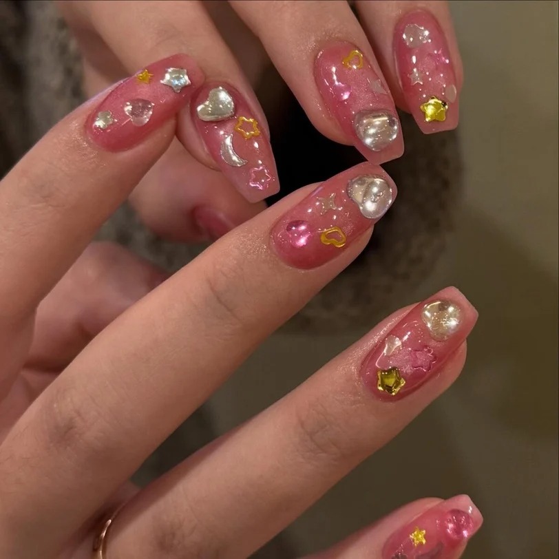 M&oacute;ng đ&iacute;nh đ&aacute; m&agrave;u đang g&acirc;y sốt: 6 c&aacute;ch biến bộ nail lấp l&aacute;nh th&agrave;nh điểm nhấn c&oacute; gu- Ảnh 14.
