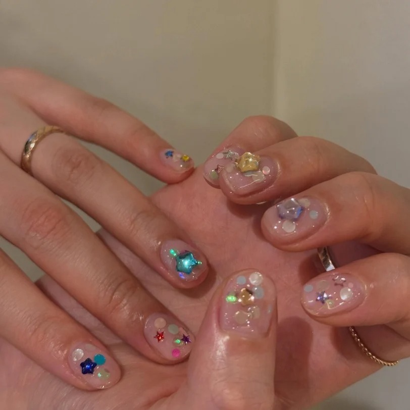 M&oacute;ng đ&iacute;nh đ&aacute; m&agrave;u đang g&acirc;y sốt: 6 c&aacute;ch biến bộ nail lấp l&aacute;nh th&agrave;nh điểm nhấn c&oacute; gu- Ảnh 15.