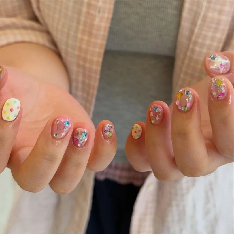 M&oacute;ng đ&iacute;nh đ&aacute; m&agrave;u đang g&acirc;y sốt: 6 c&aacute;ch biến bộ nail lấp l&aacute;nh th&agrave;nh điểm nhấn c&oacute; gu- Ảnh 16.