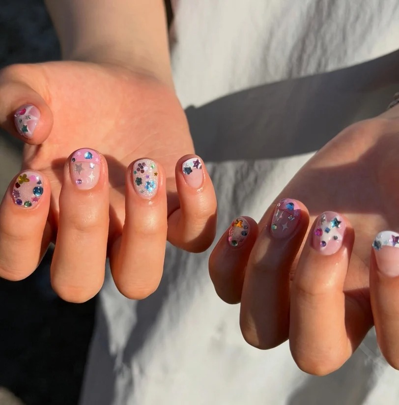 M&oacute;ng đ&iacute;nh đ&aacute; m&agrave;u đang g&acirc;y sốt: 6 c&aacute;ch biến bộ nail lấp l&aacute;nh th&agrave;nh điểm nhấn c&oacute; gu- Ảnh 18.