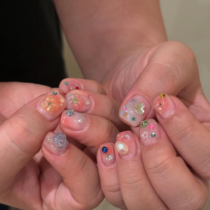 M&oacute;ng đ&iacute;nh đ&aacute; m&agrave;u đang g&acirc;y sốt: 6 c&aacute;ch biến bộ nail lấp l&aacute;nh th&agrave;nh điểm nhấn c&oacute; gu- Ảnh 17.