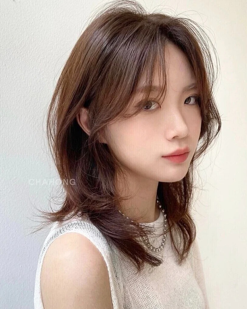 8 kiểu t&oacute;c lửng cho n&agrave;ng 30+: Tỉa tầng nhẹ l&agrave; mặt gọn, t&oacute;c cũng dễ v&agrave;o nếp hơn- Ảnh 7.