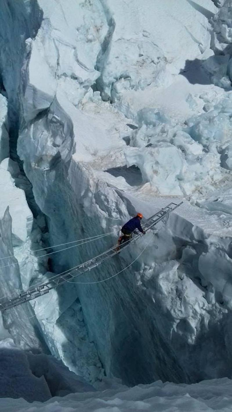Việc nguy hiểm nhất con người có thể làm trên núi Everest là gì? - Ảnh 2.
