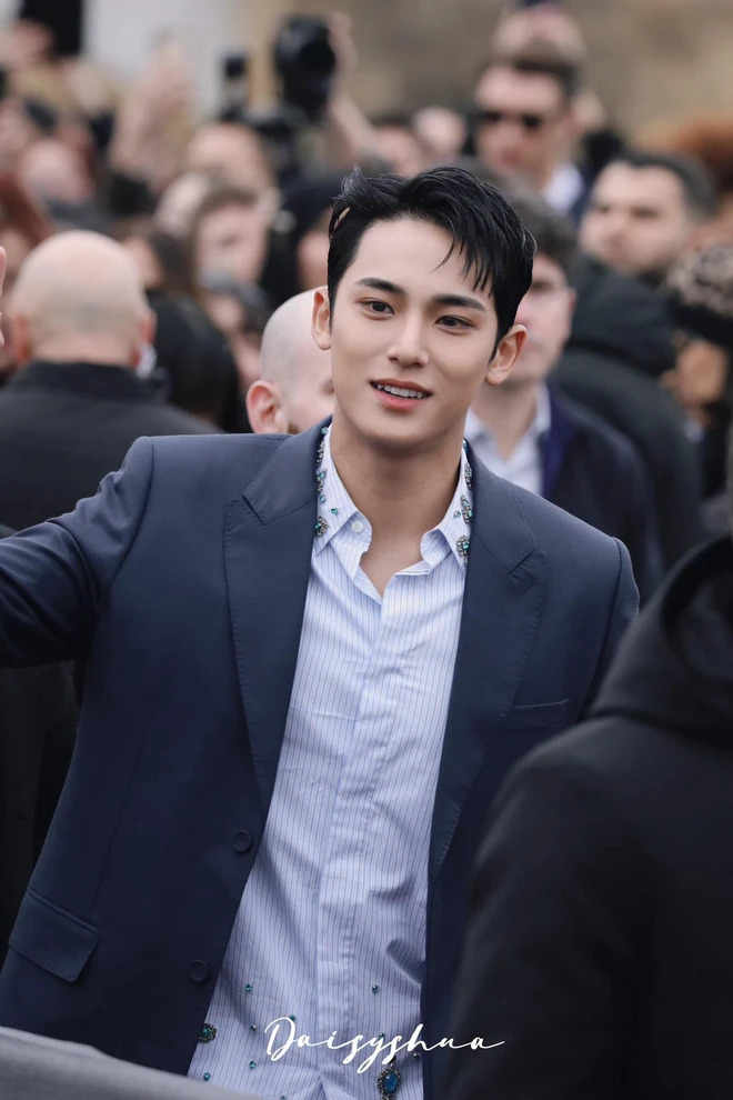 Ca sĩ "đầu trọc" hot nhất hiện tại: Lên thẳng top 1 gương mặt đẹp nhất thế giới, sao toàn cầu cũng phát cuồng- Ảnh 13.