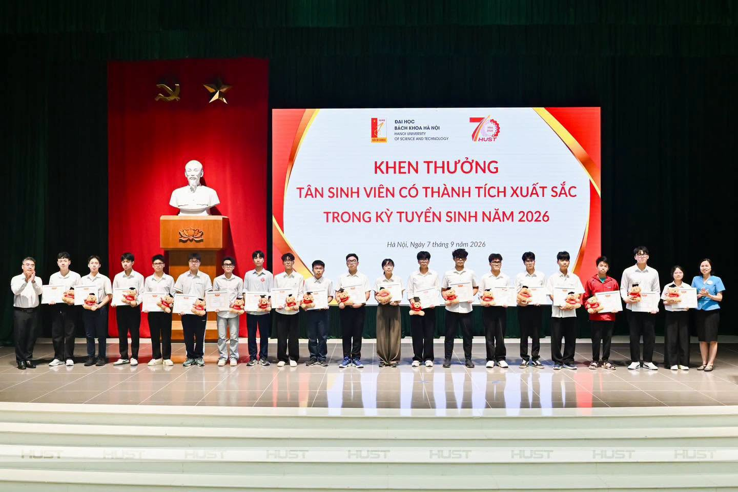 Một trường đại học Việt Nam g&acirc;y ch&uacute; &yacute; với lễ vinh danh c&aacute;c t&acirc;n sinh vi&ecirc;n to&agrave;n "học b&aacute;": C&oacute; tới 11 người điểm SAT tuyệt đối, 5 người đạt 30 điểm, thủ khoa TSA lập kỷ lục - Ảnh 4.
