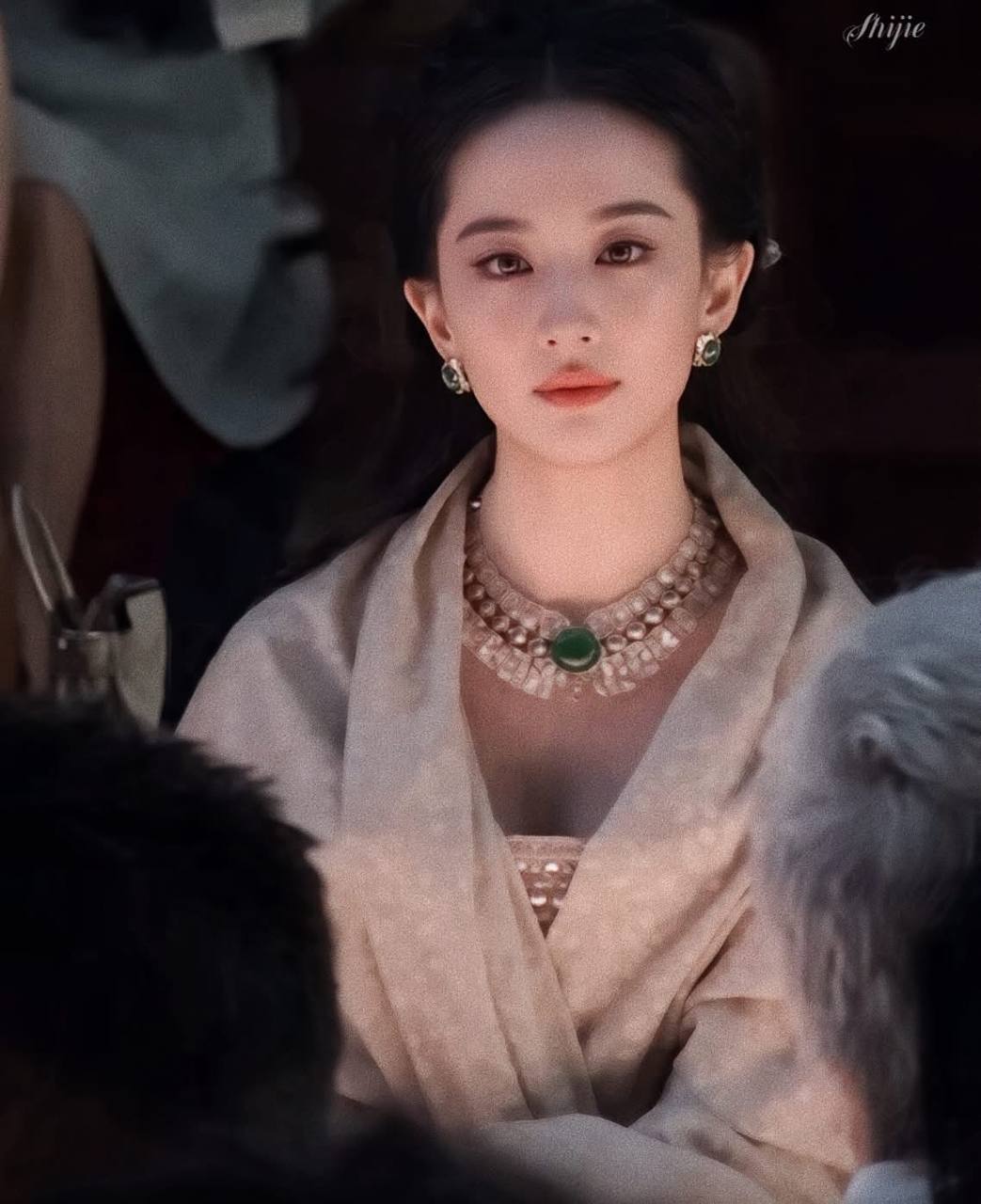 Lưu Diệc Phi như nữ hoàng đi event nhưng bị soi vóc dáng tích mỡ- Ảnh 4.