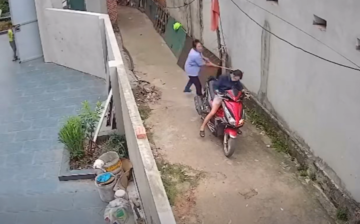 Đ&aacute;nh h&agrave;ng x&oacute;m đến loạng choạng, c&ograve;n th&aacute;ch thức &ldquo;tao thần kinh đấy&rdquo;- Ảnh 1.
