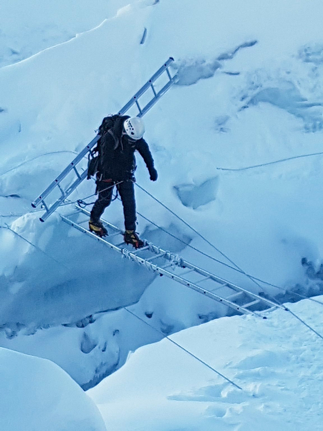 Việc nguy hiểm nhất con người có thể làm trên núi Everest là gì? - Ảnh 5.