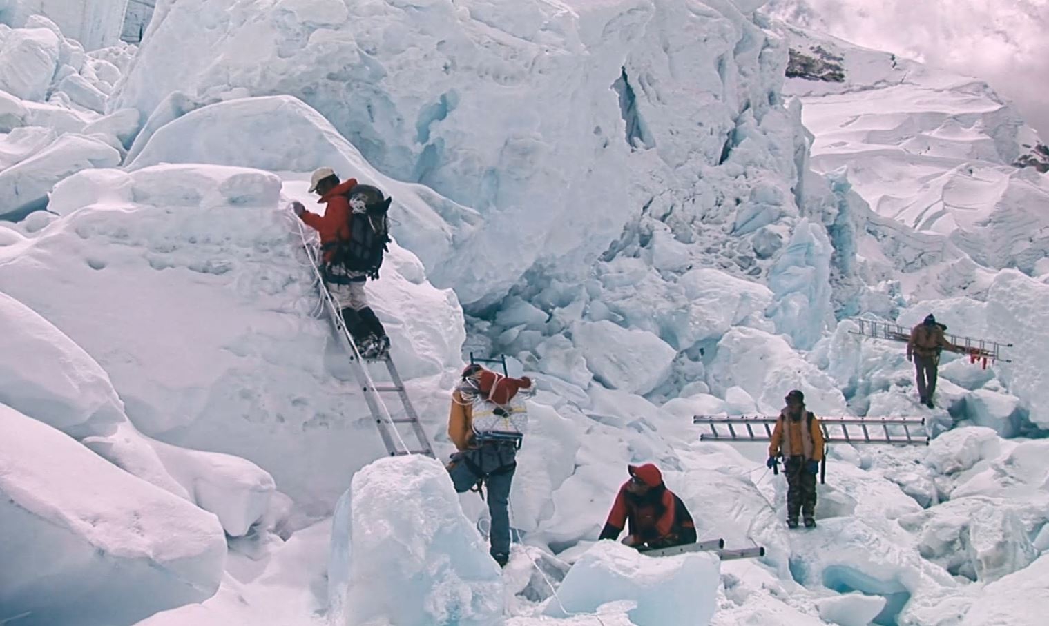 Việc nguy hiểm nhất con người có thể làm trên núi Everest là gì? - Ảnh 1.