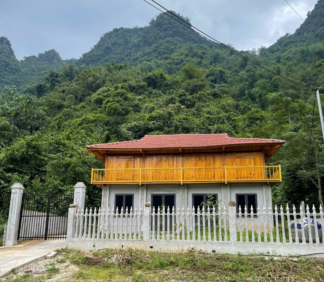 Ập v&agrave;o căn nh&agrave; s&agrave;n l&uacute;c 14h30, c&ocirc;ng an bắt Phạm Trang Nhung SN 2002 v&agrave; nhiều người - Ảnh 1.
