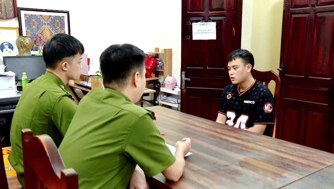 Ập v&agrave;o căn nh&agrave; s&agrave;n l&uacute;c 14h30, c&ocirc;ng an bắt Phạm Trang Nhung SN 2002 v&agrave; nhiều người - Ảnh 3.