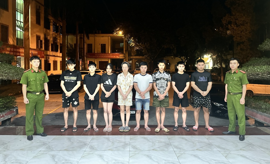 Ập v&agrave;o căn nh&agrave; s&agrave;n l&uacute;c 14h30, c&ocirc;ng an bắt Phạm Trang Nhung SN 2002 v&agrave; nhiều người - Ảnh 2.