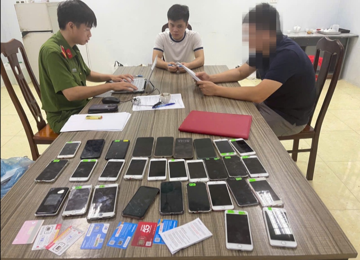 Ập v&agrave;o căn nh&agrave; s&agrave;n l&uacute;c 14h30, c&ocirc;ng an bắt Phạm Trang Nhung SN 2002 v&agrave; nhiều người - Ảnh 5.