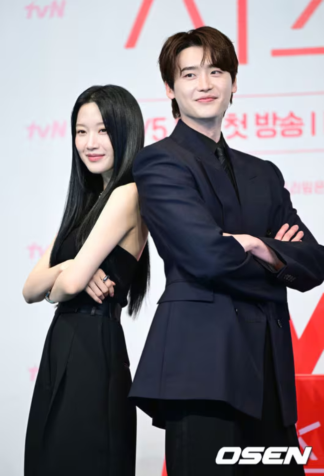Moon Ga Young lộ diện giữa nghi vấn hẹn hò Lee Jong Suk, visual thái độ thế nào mà gây xôn xao?- Ảnh 13.