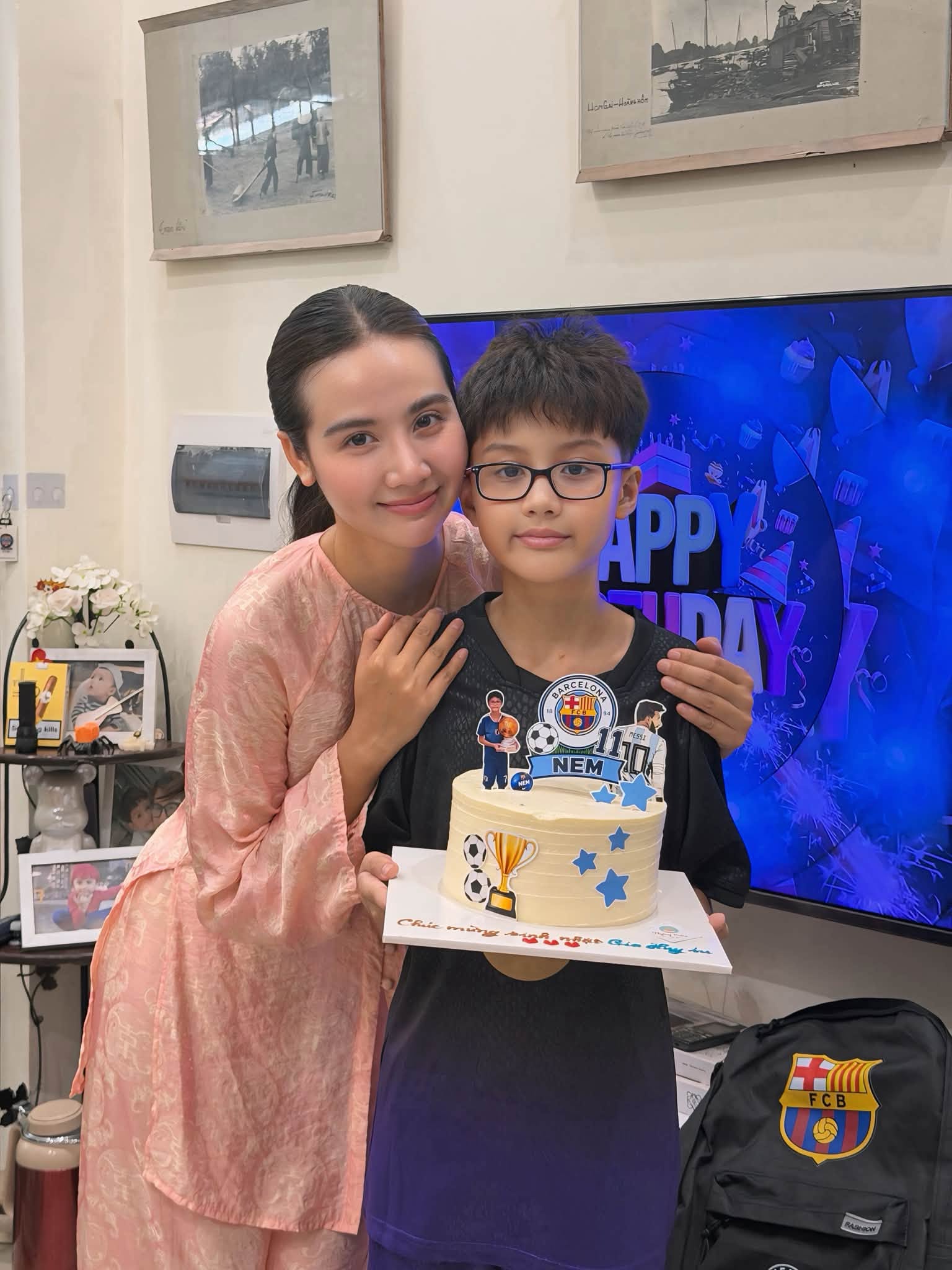 Con trai Huyền Lizzie 11 tuổi điển trai gây sốt, ước mơ làm cầu thủ- Ảnh 1.