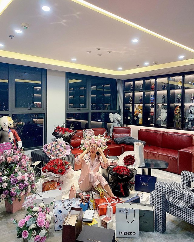 Biệt thự 3 tầng to&agrave;n m&agrave;u trắng của mỹ nh&acirc;n H&agrave; Nội 30 tuổi chưa lấy chồng, được b&aacute;o Trung khen l&agrave; "quốc bảo nhan sắc"- Ảnh 9.