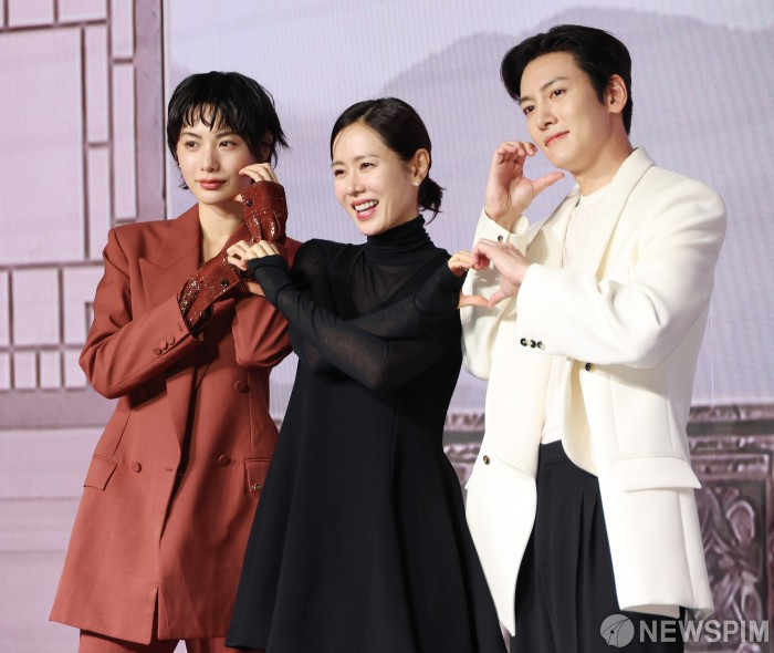 Sự kiện to&agrave;n sao khủng: Ji Chang Wook chuẩn bạch m&atilde; ho&agrave;ng tử, mỹ nh&acirc;n đẹp nhất thế giới ga lăng với Son Ye Jin- Ảnh 16.